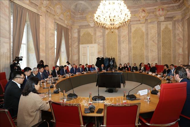 Đoàn công tác của thành phố Hải Phòng làm việc với chính quyền thành phố Brno. Ảnh: Việt Thắng-PV TTXVN tại Séc

