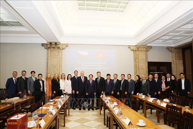 Đoàn công tác tại buổi làm việc với Thứ trưởng Bộ Công thương Séc Martin Frelich và các đại diện liên quan. Ảnh: Việt Thắng-PV TTXVN tại Séc
