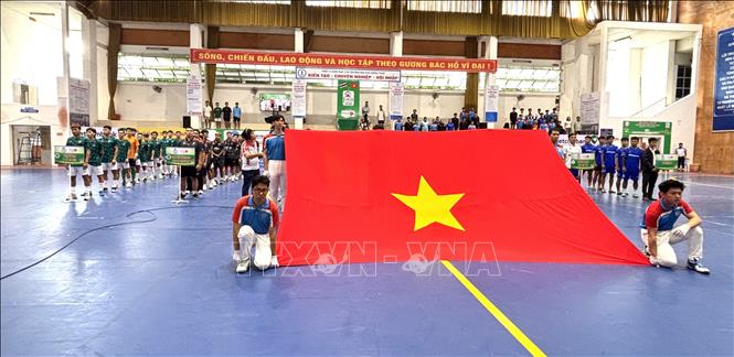 Các đội tuyển tham dự giải làm lễ chào cờ khai mạc giải Futsal quốc tế Truyền hình Đồng Tháp. Ảnh: Hồng Nhung - TTXVN