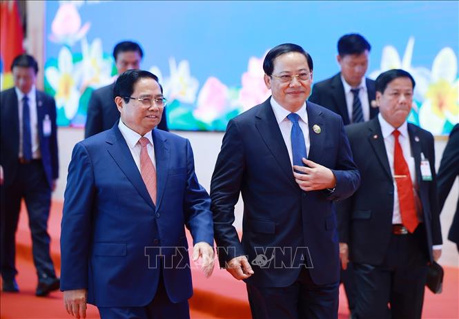 Thủ tướng Phạm Minh Chính và Thủ tướng Lào Sonexay Siphandone trao đổi bên lề Kỳ họp lần thứ 48 Ủy ban liên Chính phủ về hợp tác song phương Việt Nam - Lào. Ảnh: Dương Giang-TTXVN
