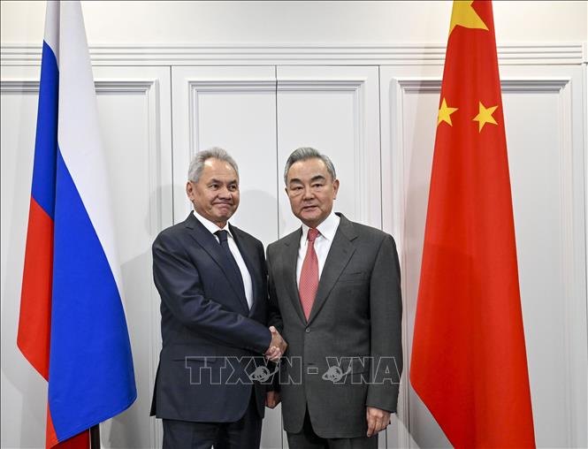 Bộ trưởng Ngoại giao Trung Quốc Vương Nghị và Thư ký Hội đồng An ninh Liên bang Nga Sergei Shoigu chủ trì vòng tham vấn an ninh chiến lược Trung-Nga lần thứ 20 ở Moskva, Nga, ngày 2/12/2025. Ảnh: THX/TTXVN