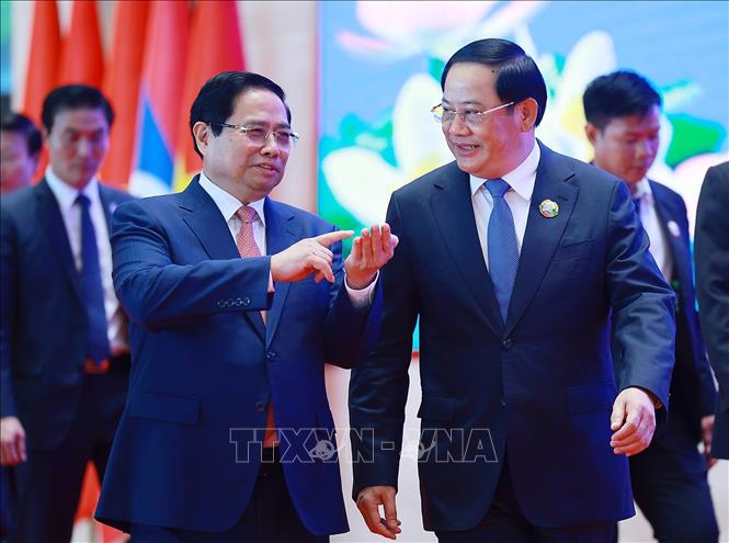 Thủ tướng Phạm Minh Chính và Thủ tướng Lào Sonexay Siphandone trao đổi bên lề Kỳ họp lần thứ 48 Ủy ban liên Chính phủ về hợp tác song phương Việt Nam - Lào. Ảnh: Dương Giang-TTXVN
