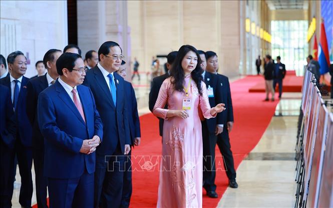 Thủ tướng Phạm Minh Chính và Thủ tướng Lào Sonexay Siphandone tham quan trưng bày ảnh về quan hệ hợp tác giữa hai nước, do Thông tấn xã Việt Nam thực hiện. Ảnh: Dương Giang-TTXVN