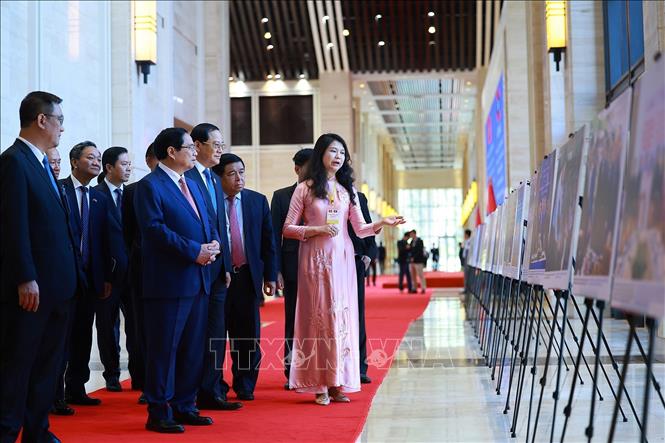 Thủ tướng Phạm Minh Chính và Thủ tướng Lào Sonexay Siphandone tham quan trưng bày ảnh về quan hệ hợp tác giữa hai nước, do Thông tấn xã Việt Nam thực hiện. Ảnh: Dương Giang-TTXVN
