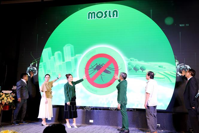 Nghi thức ra mắt sáng chế bẫy muỗi hỗ trợ phòng dịch sốt xuất huyết. Ảnh: Hồng Đạt - TTXVN
