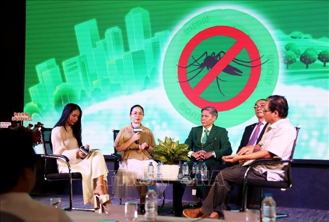Các diễn giả thảo luận nhiều nội dung liên quan phòng chống sốt xuất huyết, khởi nghiệp sáng tạo và cách nâng cao ý thức cộng đồng. Ảnh: Hồng Đạt - TTXVN
