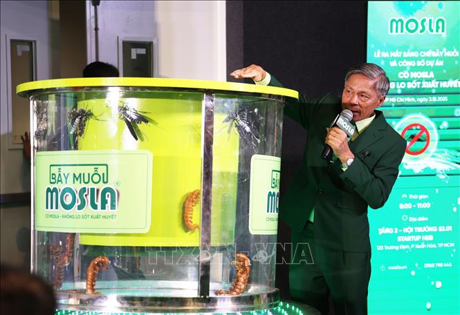 Ông Nguyễn Văn Khỏe, người sáng chế bẫy muỗi Mosla giới thiệu quy cách hoạt động của bẫy diệt muỗi tận gốc. Ảnh: Hồng Đạt - TTXVN
