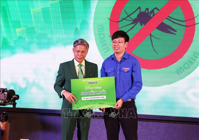 Trao tặng 500 bẫy muỗi phòng dịch sốt xuất huyết cho Đoàn Thanh niên phường Xuân Hòa, Thành phố Hồ Chí Minh. Ảnh: Hồng Đạt - TTXVN
