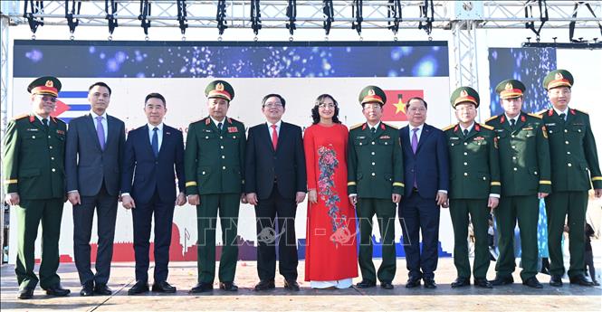 Phó Thủ tướng Chính phủ Hồ Quốc Dũng, Thứ trưởng Bộ Công thương, Phan Thị Thắng, Thượng tướng Phùng Sĩ Tấn, Phó Tổng Tham mưu trưởng Quân đội nhân dân Việt Nam (thứ 4 từ trái sang), cùng đại diện đoàn Việt Nam chụp ảnh tại sự kiện. Ảnh: Việt Hùng-p/v TTXVN tại Cuba.
