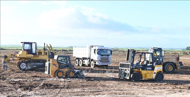 Máy móc sẵn sàng thi công dự án điện mặt trời. Ảnh: Việt Hùng-p/v TTXVN tại Cuba.