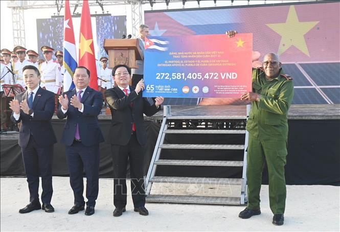 Phó Thủ tướng Hồ Quốc Dũng trao tượng trưng cho Phó Chủ tịch nước Cuba, Sal-vador Valdés Mesa, số tiền đợt 2 Chương trình quyên góp ủng hộ nhân dân Cuba “65 năm nghĩa tình Việt Nam – Cuba” do Hội Chữ Thập Đỏ Việt Nam tổ chức. Ảnh: Việt Hùng-p/v TTXVN tại Cuba.