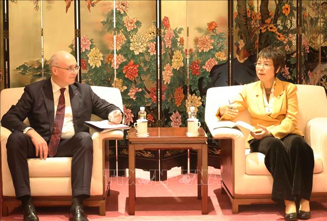 Tổng giám đốc TTXVN Vũ Việt Trang và Tổng giám đốc Hãng thông tấn TASS Andrey Kondrashov (trái) trao đổi về định hướng hợp tác giữa 2 hãng. Ảnh: Công Tuyên - PV TTXVN tại Trung Quốc