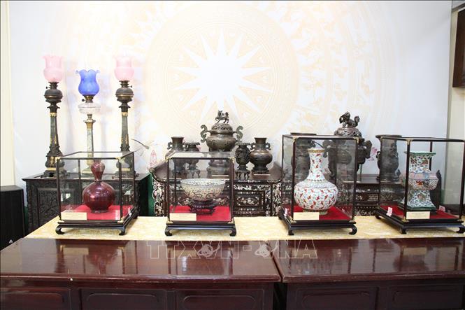 Không gian trưng bày các cổ vật bằng gốm. Ảnh: Nguyễn Hằng - TTXVN