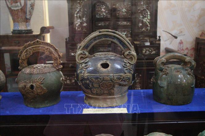 Bình vôi gốm Việt Nam thế kỷ XVIII - XIX. Ảnh: Nguyễn Hằng - TTXVN