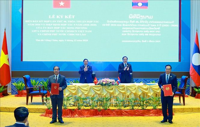 Thủ tướng Phạm Minh Chính và Thủ tướng Lào Sonexay Siphandone chứng kiến lễ ký Kế hoạch hợp tác năm 2026 giữa Bộ Giáo dục và Đào tạo hai nước. Ảnh: Dương Giang-TTXVN 
