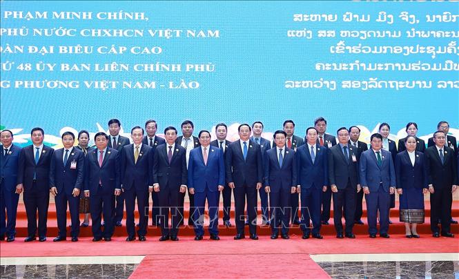 Thủ tướng Phạm Minh Chính và Thủ tướng Lào Sonexay Siphandone với thành viên đoàn hai nước tham dự Kỳ họp lần thứ 48 Ủy ban liên Chính phủ về hợp tác song phương Việt Nam - Lào. Ảnh: Dương Giang-TTXVN
