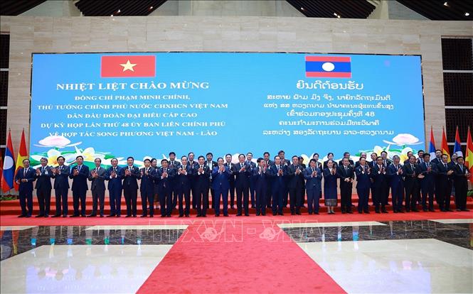 Thủ tướng Phạm Minh Chính và Thủ tướng Lào Sonexay Siphandone với thành viên đoàn hai nước tham dự Kỳ họp lần thứ 48 Ủy ban liên Chính phủ về hợp tác song phương Việt Nam - Lào. Ảnh: Dương Giang-TTXVN
