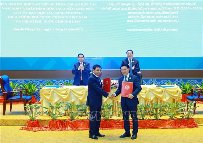 Hai Tjủ tướng chứng kiến lễ ký Biên bản Kỳ họp Ủy ban lần thứ 48; Thoả thuận hợp tác năm 2026 và Hiệp định hợp tác 5 năm (2026-2030) của Uỷ ban hợp tác song phương giữa Chính phủ hai nước. Ảnh: Dương Giang-TTXVN 
