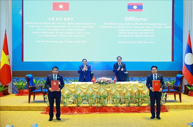 Hai Thủ tướng chứng kiến lễ ký Biên bản Kỳ họp Ủy ban lần thứ 48; Thoả thuận hợp tác năm 2026 và Hiệp định hợp tác 5 năm (2026-2030) của Uỷ ban hợp tác song phương giữa Chính phủ hai nước. Ảnh: Dương Giang-TTXVN 
