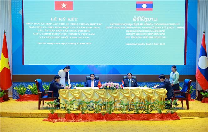 Hai Thủ tướng chứng kiến lễ ký Biên bản Kỳ họp Ủy ban lần thứ 48; Thoả thuận hợp tác năm 2026 và Hiệp định hợp tác 5 năm (2026-2030) của Uỷ ban hợp tác song phương giữa Chính phủ hai nước. Ảnh: Dương Giang-TTXVN 
