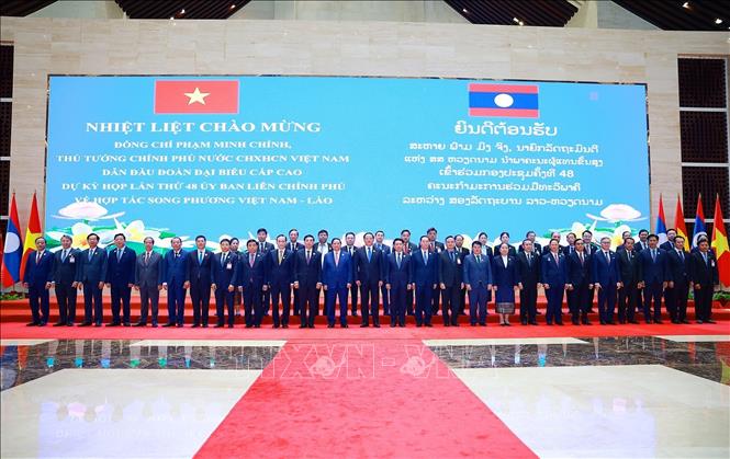 Thủ tướng Phạm Minh Chính và Thủ tướng Lào Sonexay Siphandone với thành viên đoàn hai nước tham dự Kỳ họp lần thứ 48 Ủy ban liên Chính phủ về hợp tác song phương Việt Nam - Lào. Ảnh: Dương Giang-TTXVN
