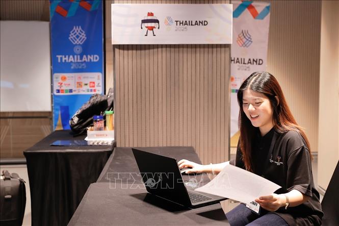 Tình nguyền viên hỗ trợ tại trung tâm MPC. Ảnh: Minh Quyết - PV TTXVN tại Thái Lan