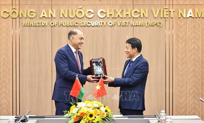 Đại tướng Lương Tam Quang, Bộ trưởng Bộ Công an tặng quà kỷ niệm cho Thư ký Hội đồng An ninh Cộng hòa Belarus Volfovich Aleksandr Grigorievich. Ảnh: Minh Đức – TTXVN