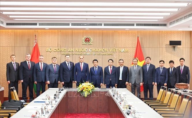 Đại tướng Lương Tam Quang, Bộ trưởng Bộ Công an và Thư ký Hội đồng An ninh Cộng hòa Belarus Volfovich Aleksandr Grigorievich cùng các đại biểu. Ảnh: Minh Đức – TTXVN