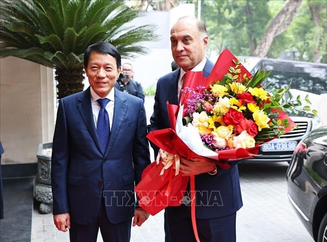 Đại tướng Lương Tam Quang, Bộ trưởng Bộ Công an đón Thư ký Hội đồng An ninh Cộng hòa Belarus Volfovich Aleksandr Grigorievich. Ảnh: Minh Đức – TTXVN