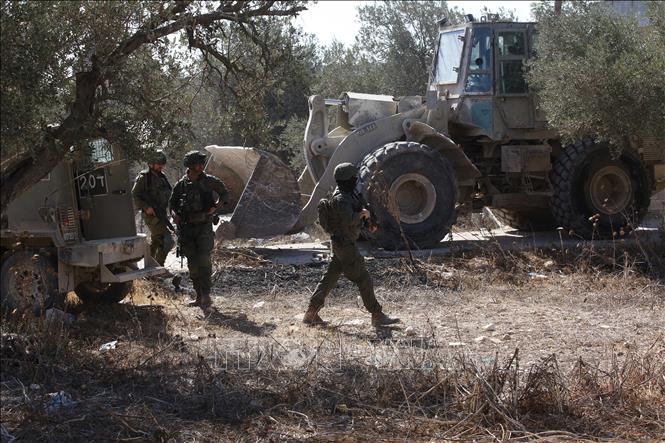 Các lực lượng Israel được triển khai tại thị trấn Qabatiya, phía Nam Jenin, Bờ Tây. Ảnh: THX/TTXVN