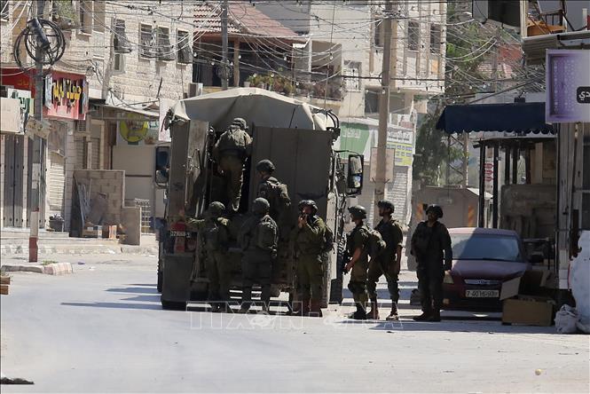 Các lực lượng Israel được triển khai tại thị trấn Qabatiya, phía Nam Jenin, Bờ Tây. Ảnh: THX/TTXVN