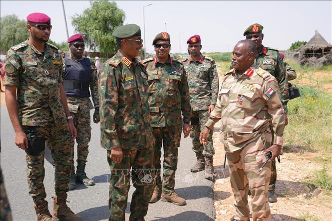 Tổng tư lệnh Lực lượng Vũ trang Sudan, Tướng Abdel Fattah Al Burhan (thứ 3, trái), tại El Obeid, Bắc Kordofan, Sudan. Ảnh: THX/TTXVN