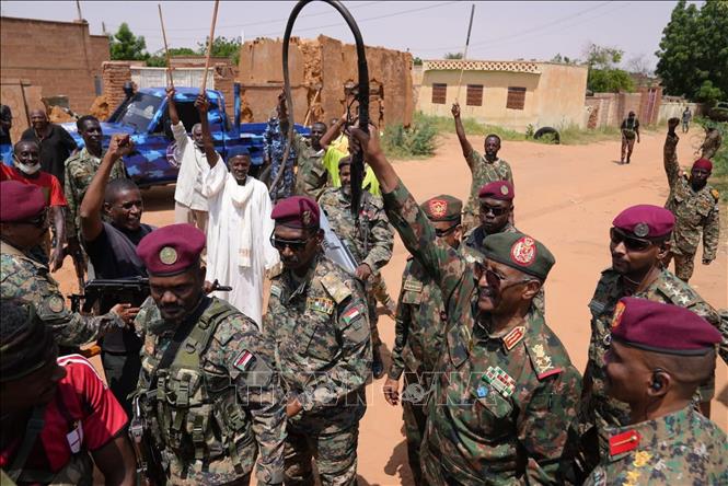 (Tư liệu) Tổng tư lệnh Lực lượng Vũ trang Sudan, Tướng Abdel Fattah Al Burhan (thứ 2, phải, phía trước), tại El Obeid, Bắc Kordofan, Sudan. Ảnh: THX/TTXVN