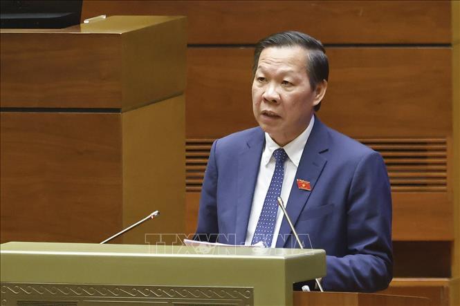 Chủ nhiệm Ủy ban Kinh tế và Tài chính của Quốc hội Phan Văn Mãi trình bày Báo cáo thẩm tra về 04 nội dung: dự thảo Nghị quyết của Quốc hội về cơ chế, chính sách phát triển năng lượng quốc gia giai đoạn 2026 - 2030... Ảnh: Doãn Tấn - TTXVN