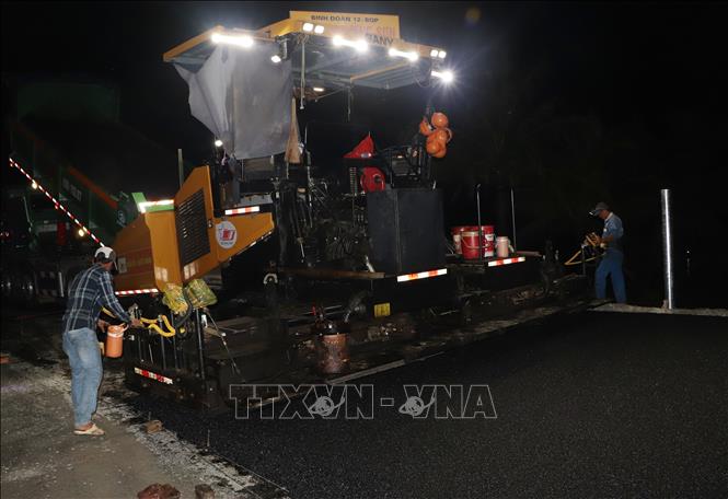 Công đoạn thảm bê tông nhựa trên tuyến nối cao tốc cao tốc Cần Thơ - Cà Mau. Ảnh: Tuấn Phi - TTXVN