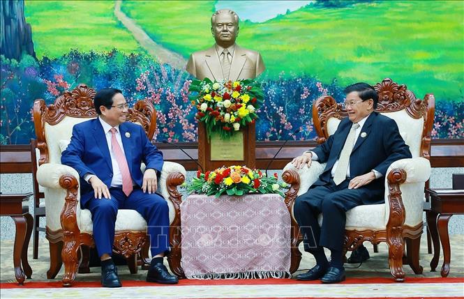 Thủ tướng Phạm Minh Chính hội kiến Tổng Bí thư, Chủ tịch nước Lào Thongloun Sisoulith. Ảnh: Dương Giang-TTXVN 
