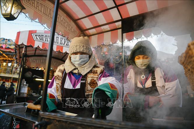 Người dân bán thực phẩm tại một khu chợ ở Moskva, Nga. Ảnh: THX/TTXVN