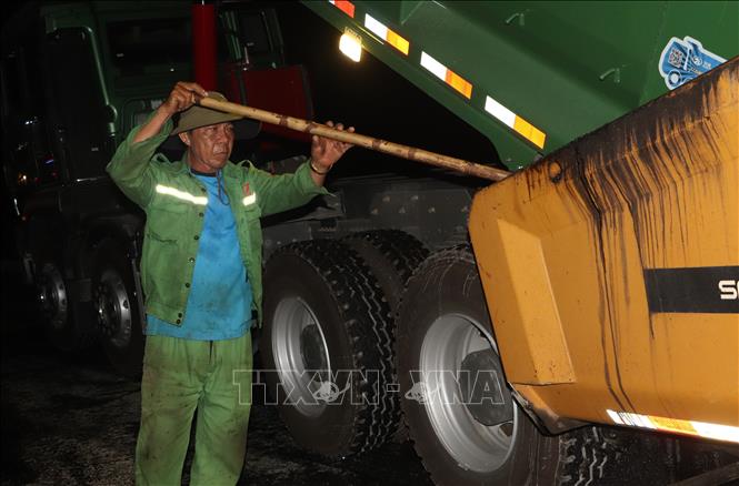 Hiện có trên 2000 công nhân thi công xuyên đêm khi thời tiết thuận lợi trên công trường cao tốc Cần Thơ - Cà Mau. Ảnh: Tuấn Phi - TTXVN