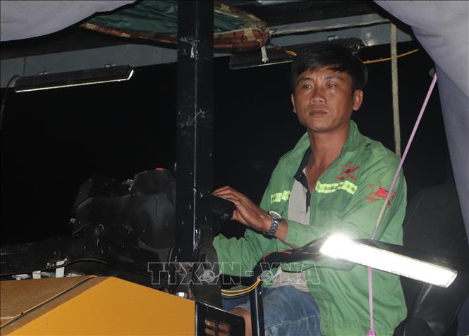 Công nhân Ban Trường Sơn Nam (Tổng công ty Xây dựng Trường Sơn) điều khiển xe thảm bê tông nhựa trên công trường. Ảnh: Tuấn Phi - TTXVN