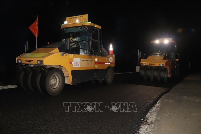 Hiện nay các đơn vị thi công tập trung 1.150 máy móc thiết bị tập trung thi công 3 ca, 4 kíp quyết tâm hoàn thành đúng tiến độ 19/12/2025. Ảnh: Tuấn Phi - TTXVN