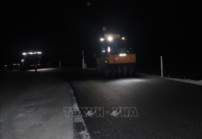 Hơn 2 giờ sáng trên công trường cao tốc Cần Thơ - Cà Mau vẫn sáng đèn của các trang thiết bị thi công. Ảnh: Tuấn Phi - TTXVN