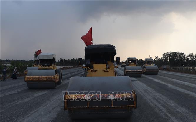 Các nhà thầu tập trung máy móc để thi công xuyên đêm tại công trường cao tốc Cần Thơ - Cà Mau. Ảnh: Tuấn Phi - TTXVN