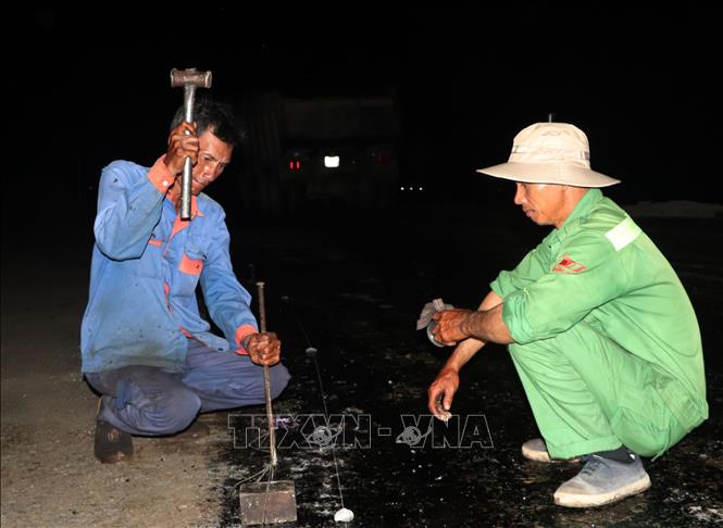 Công nhân thi công trên công trường. Ảnh: Tuấn Phi - TTXVN