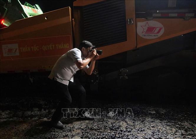 Phóng viên TTXVN ghi nhận thi công xuyên đêm tại công trường cao tốc Cần Thơ - Cà Mau. Ảnh: Tuấn Phi - TTXVN