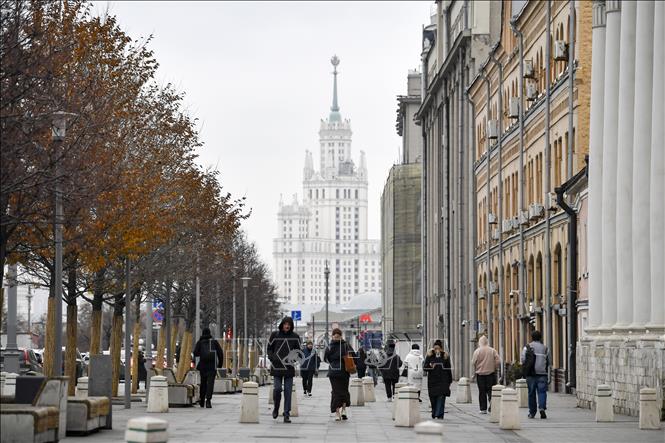 Người dân di chuyển trên đường phố tại Moskva, Nga. Ảnh: THX/TTXVN