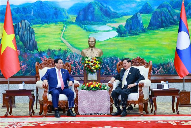 Thủ tướng Phạm Minh Chính hội kiến Tổng Bí thư, Chủ tịch nước Lào Thongloun Sisoulith. Ảnh: Dương Giang-TTXVN 

