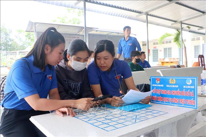 Đoàn viên hỗ trợ người dân thực hiện thủ tục hành chính tại Trung tâm Phục vụ Hành chính công xã Bình Phước, tỉnh Vĩnh Long. Ảnh: Lê Thúy Hằng – TTXVN