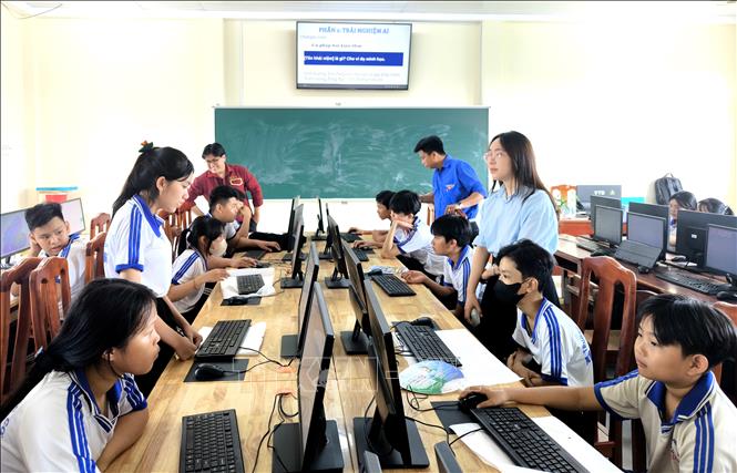 Đoàn viên Trường Đại học Sư phạm Kỹ thuật Vĩnh Long phổ cập kỹ năng số cho học sinh. Ảnh: Lê Thúy Hằng – TTXVN