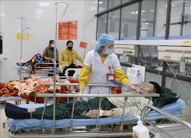 Bệnh nhân đến điều trị các bệnh về đường hô hấp tại Bệnh viện Đa khoa tỉnh Ninh Bình. Ảnh: Thùy Dung - TTXVN