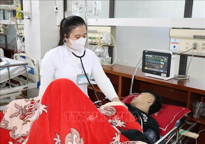 Bệnh nhân đến điều trị các bệnh về đường hô hấp tại Bệnh viện Đa khoa tỉnh Ninh Bình. Ảnh: Thùy Dung - TTXVN